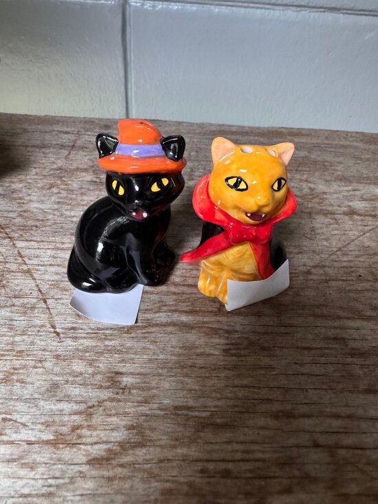 Cracker Barrel Other - Cracker Barrel Halloween Cat Salt Pepper Shakers Ceramic Vampire Witch Pair New